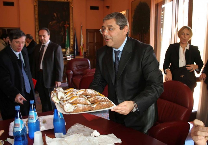 File:Cuffaro cannoli.jpg